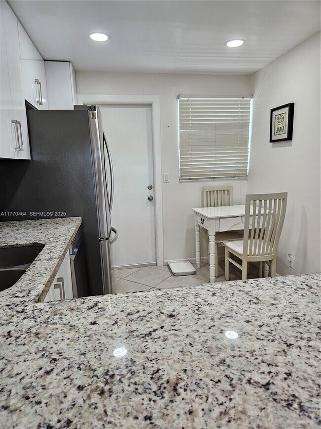 Building Photo - 330 SE 2nd St