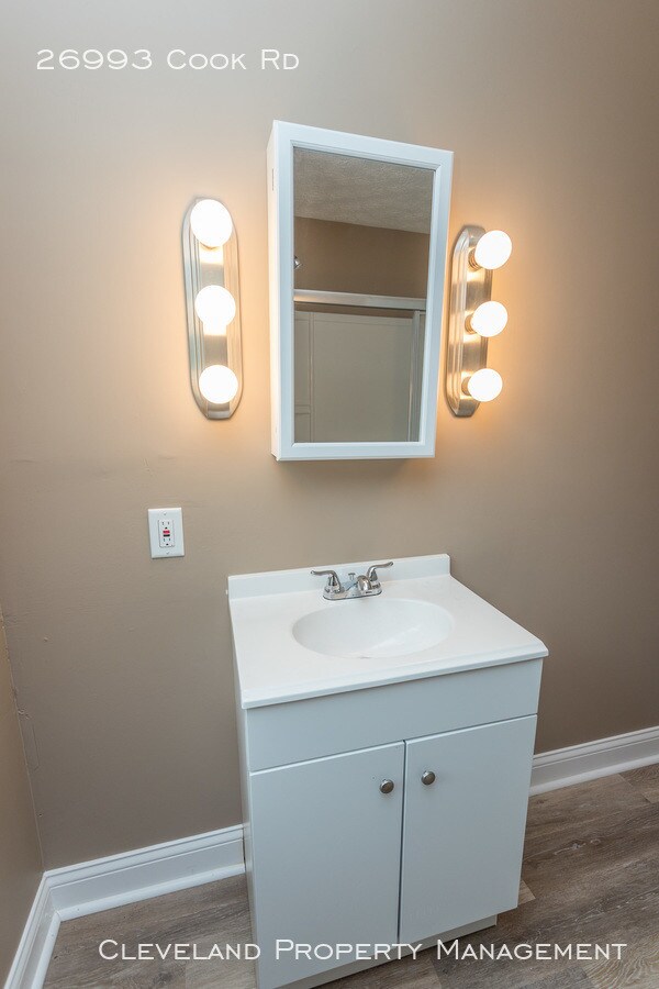Building Photo - Newly Renovated Olmsted Twp Home