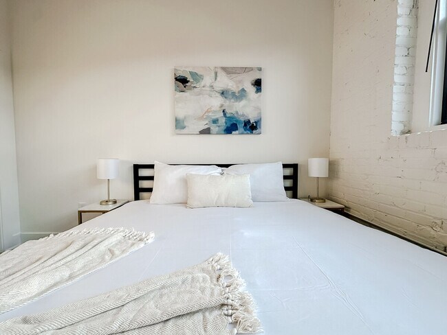 Building Photo - 701 E 2nd St N