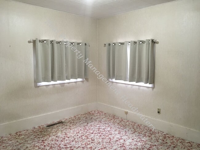 Building Photo - 4 Bedroom 2 Bath Farm House for Rent
