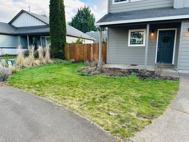 Building Photo - Charming Updated Property in Amazing Neighborhood