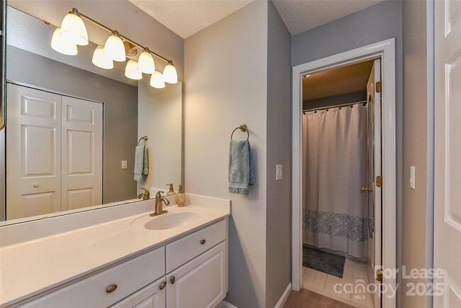 Building Photo - 18557 Vineyard Point Ln