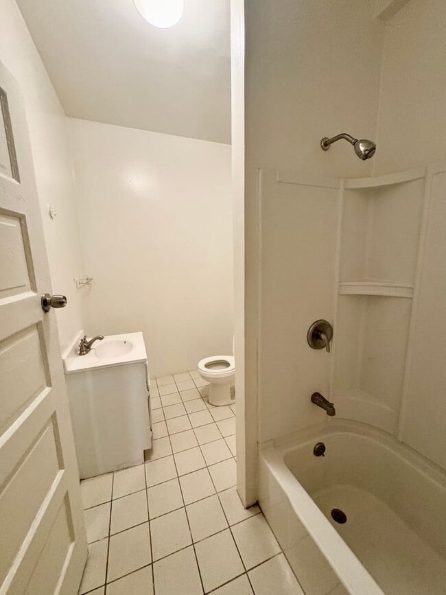 Building Photo - Spacious Unit