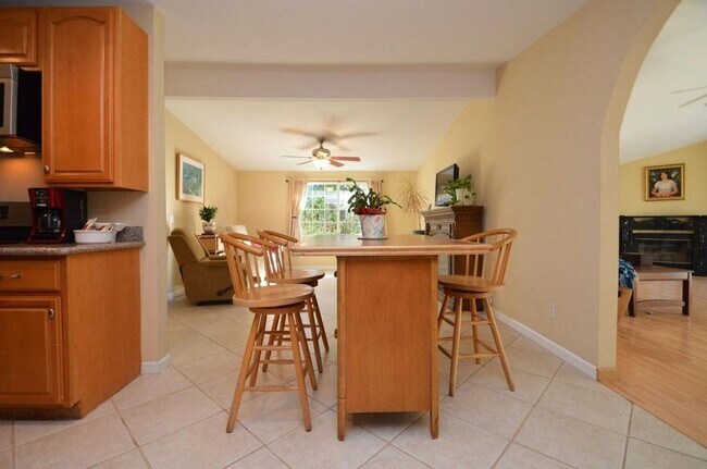 Building Photo - $3,490 / GORGEOUS CENTRAL FREMONT HOME COM...