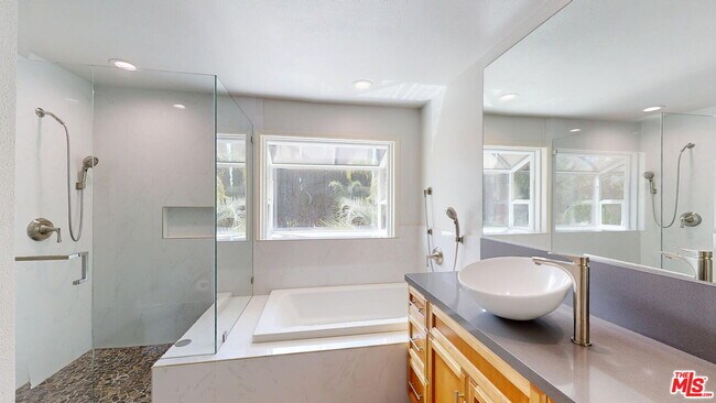 Building Photo - 7814 Woodhall Ave