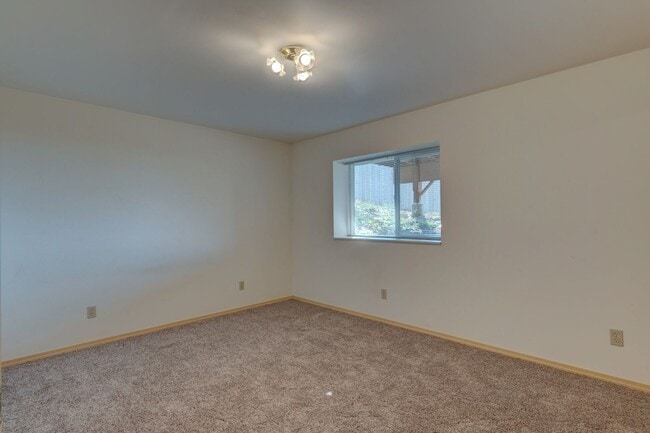 Building Photo - 2 bedroom and 2.5 Bath - Admirals Cove Home