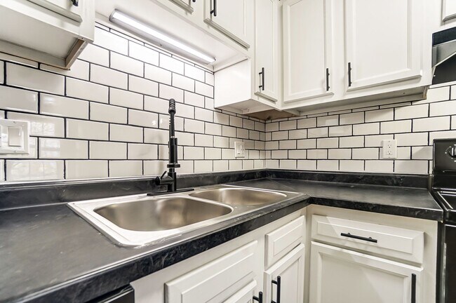 Building Photo - Renovated 2 Bedroom with Washer + Dryer Av...