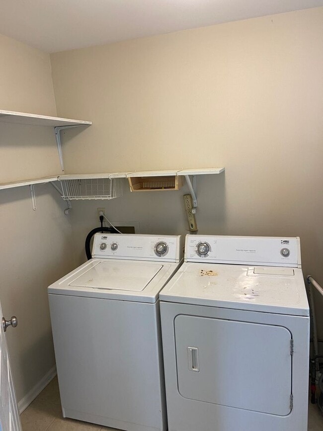 Building Photo - Charming 3 bedroom, 2 bath home in the heart of Dickson!!