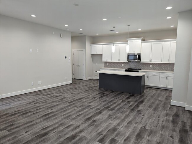 Building Photo - 3344 Pinemont Dr