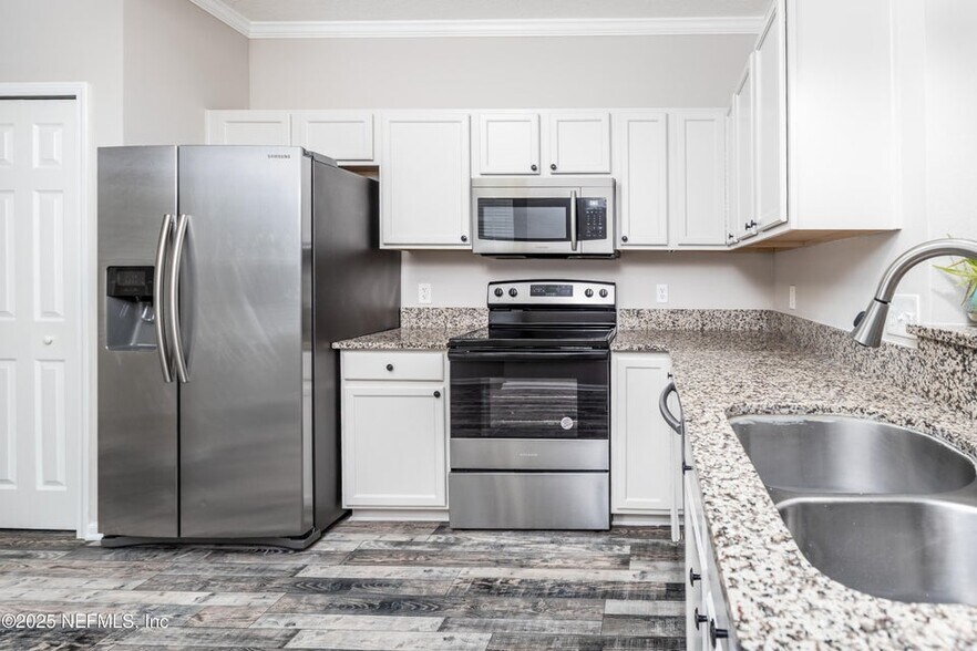 Building Photo - 230 Scrub Jay Dr