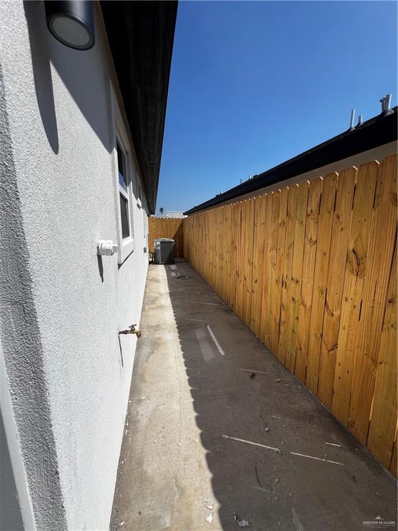 Building Photo - 15 Selena St