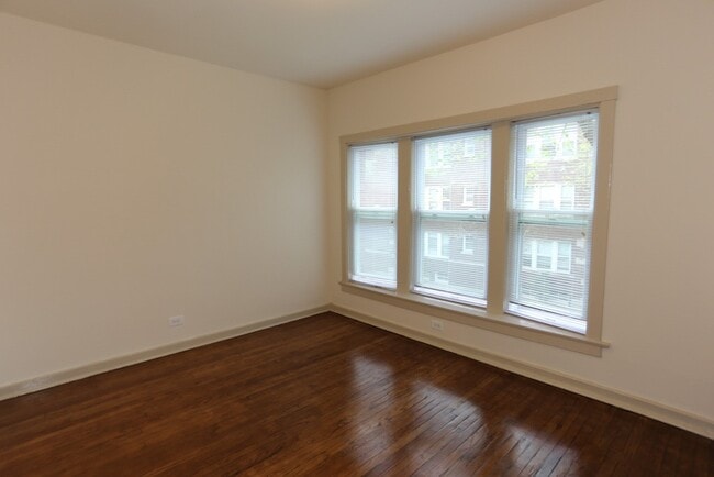 Building Photo - 4712 N Racine Ave