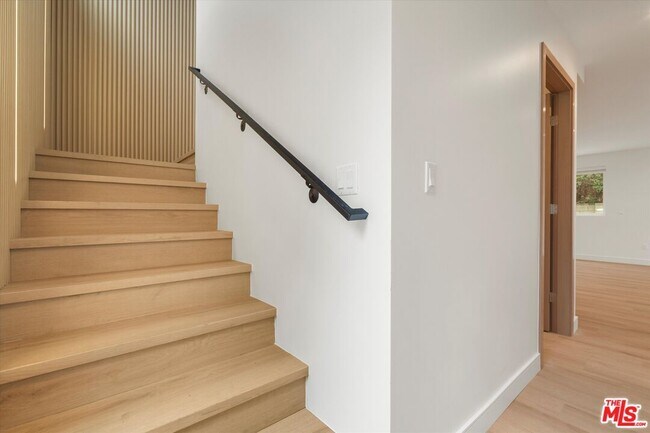 Building Photo - 11025 Blix St