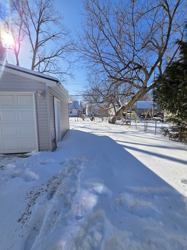 Building Photo - 24849 Midland Ave