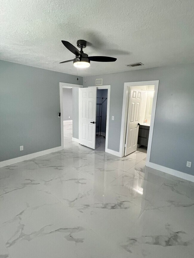 Building Photo - NEWLY RENOVATED 3 BEDROOM 2 BATH HOME- TIL...