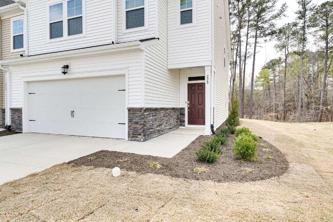 Building Photo - End-unit 3 bedroom townhome with Screened Porch!