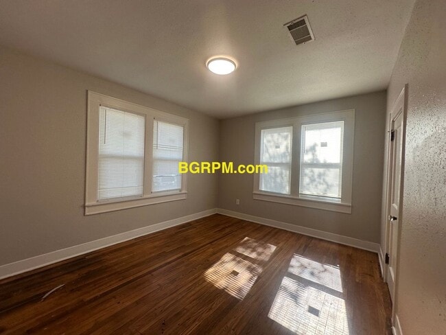 Building Photo - 2 Bed 1 Bath