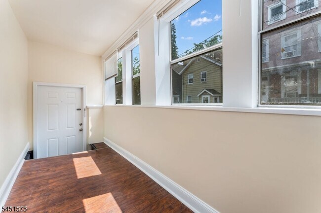 Building Photo - 473 Flagg St