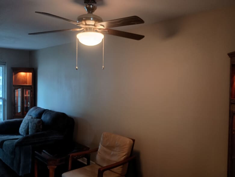 Building Photo - Room in Single Family Home on Brettonwood Dr