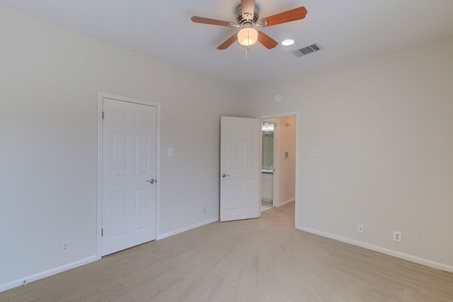 Building Photo - Rare 3 BR / 2.5 BA /  2 Car Garage Westlak...