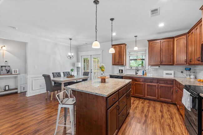 Building Photo - "Charming 3-Bedroom Home with 2 Full Baths...