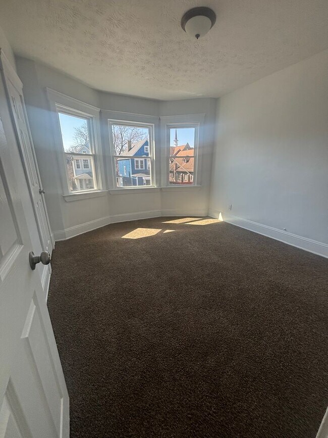 Building Photo - 4bd/1.5b Single Section 8/Cash Pay