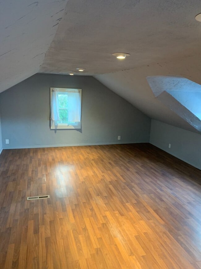 Building Photo - 2 Bedrooms  & 1 Bathroom - West side of Ba...
