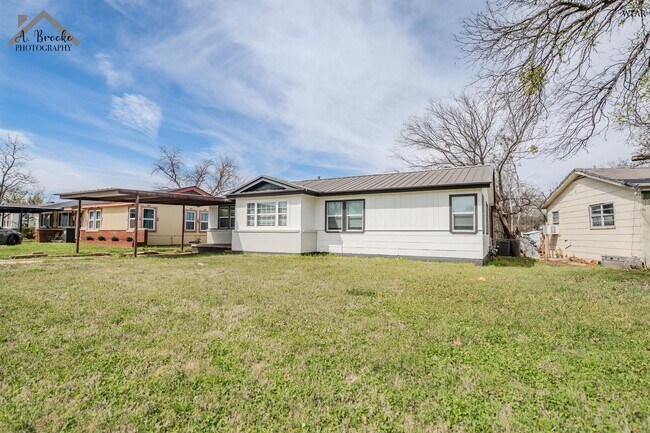 Building Photo - 1624 Sunnyside Ln