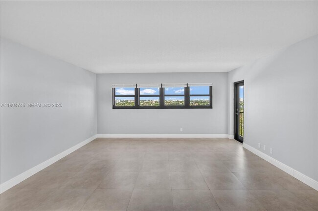 Building Photo - 3200 Port Royale Dr N