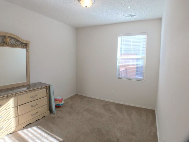 Building Photo - Spacious 4 Bedroom Los Lunas Home. Open la...