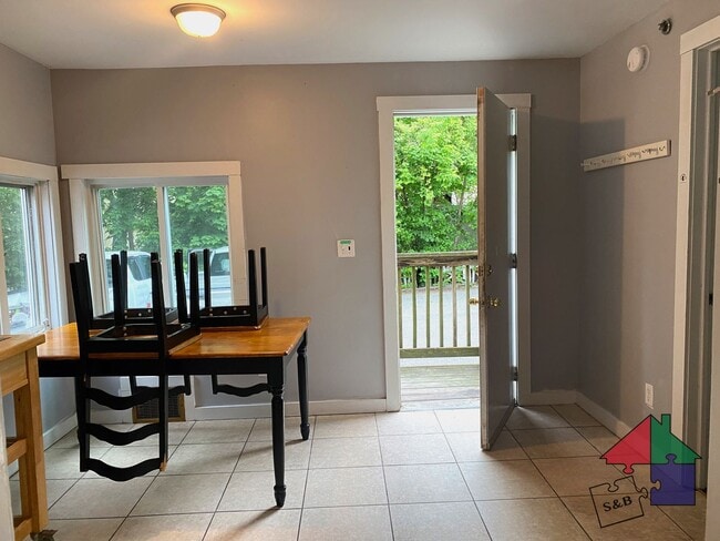 Building Photo - Spacious 8 Bedroom, 3 Bathroom Home for Re...