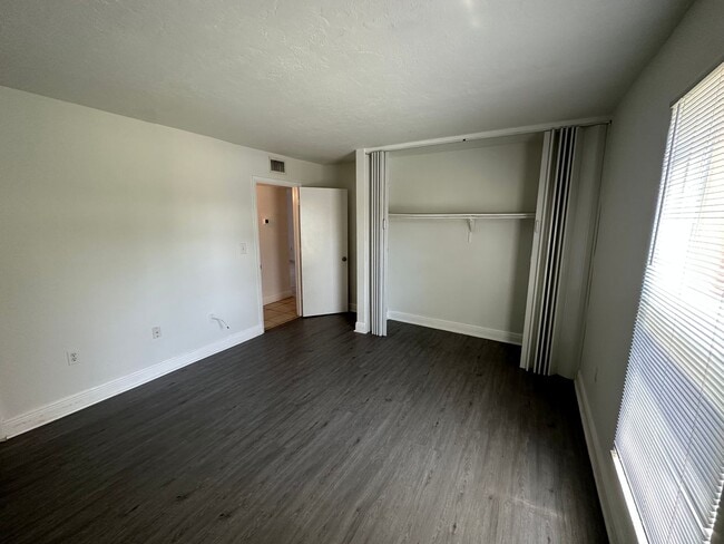 Building Photo - Kenwood