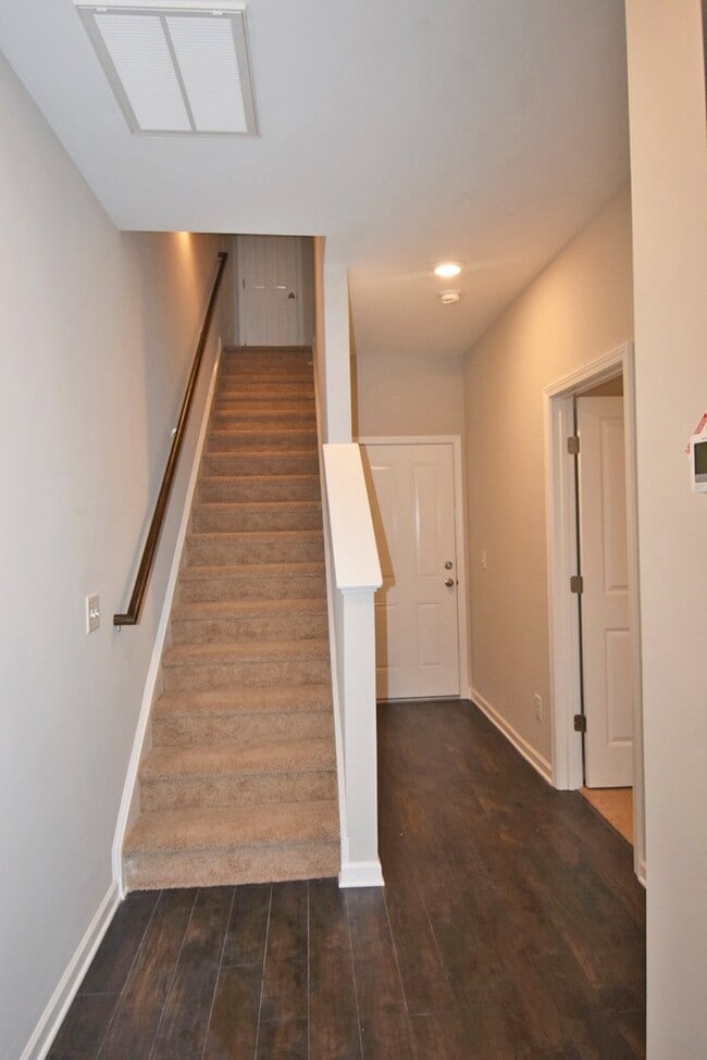 Building Photo - Gorgeous luxury 2BD/2.5BA M'boro townhome w/garage, washer/dryer, across from MTSU!