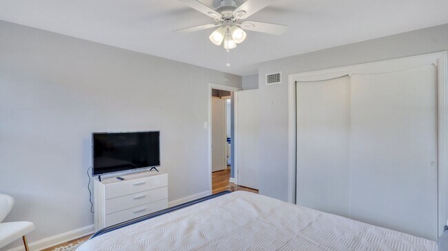 Building Photo - Beautifully renovated Move-in Ready 2bed 1...