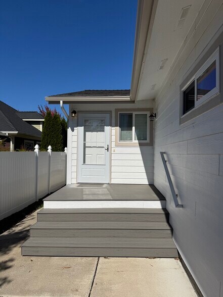 Front entrance - 1811 17th Ave SE