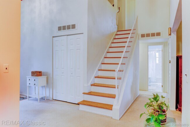 Building Photo - 24323 Pinecrest St