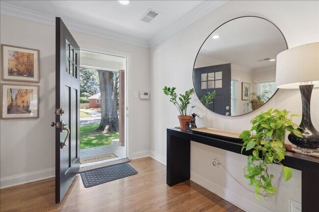 Building Photo - 847 S Mendenhall Rd