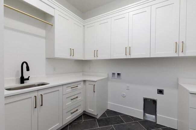 Building Photo - Stunning 5 bed 4 bath with RV Garage