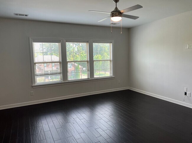 Building Photo - 1602 Newstead Terrace