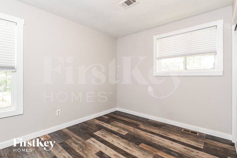 Building Photo - 595 School Rd