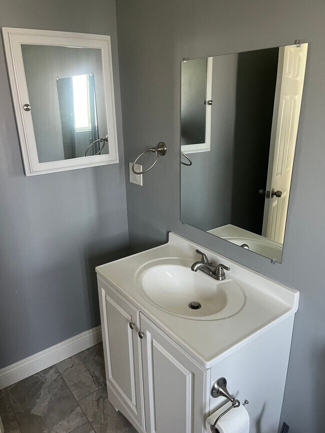 Building Photo - POOL HOME 3 BEDROOMS 3 BATHS