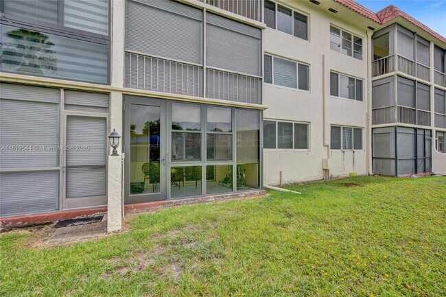 Building Photo - 9410 N Hollybrook Lake Dr