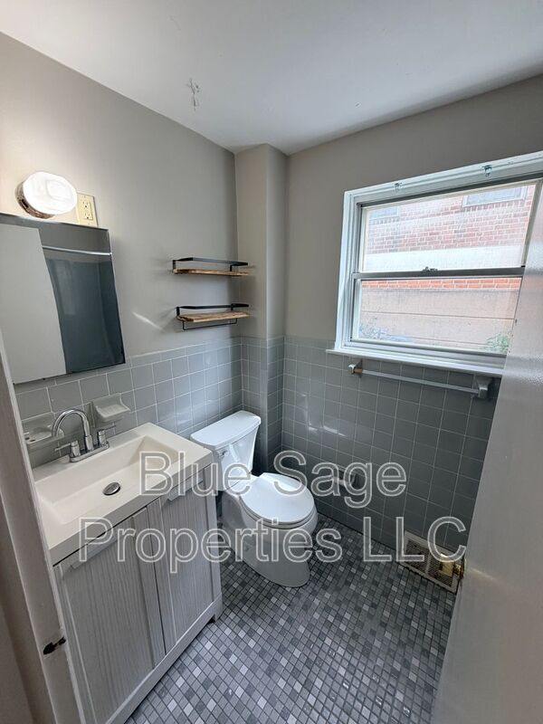 Building Photo - 4424 Bloomfield Ave