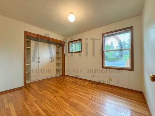 Building Photo - Stunning & Spacious South Hill Home