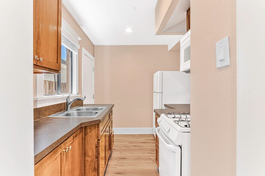 Building Photo - 1460 Gaviota Ave