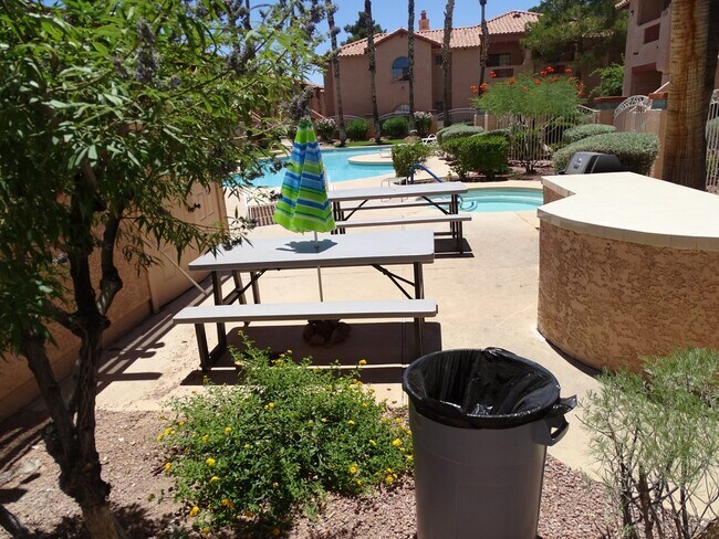 Building Photo - Great 1st Floor 2 Bed Condo