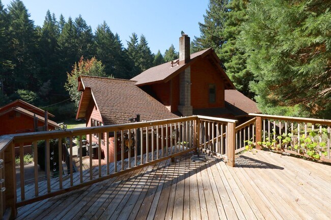 Building Photo - Spacious Custom Home, Most Utilities Included!