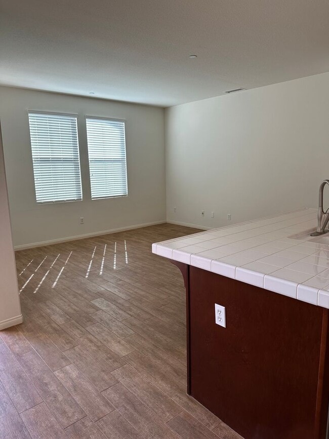 Building Photo - 3 bed  + Loft / 3.5 bath in Placentia, Ora...