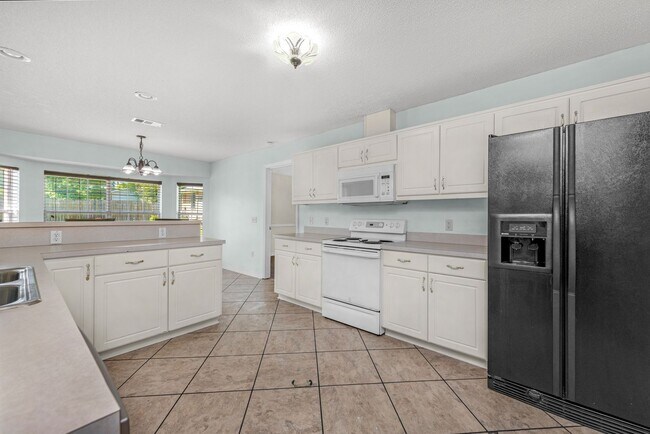 Building Photo - Spacious 3/2 w/Electricity Included Availa...