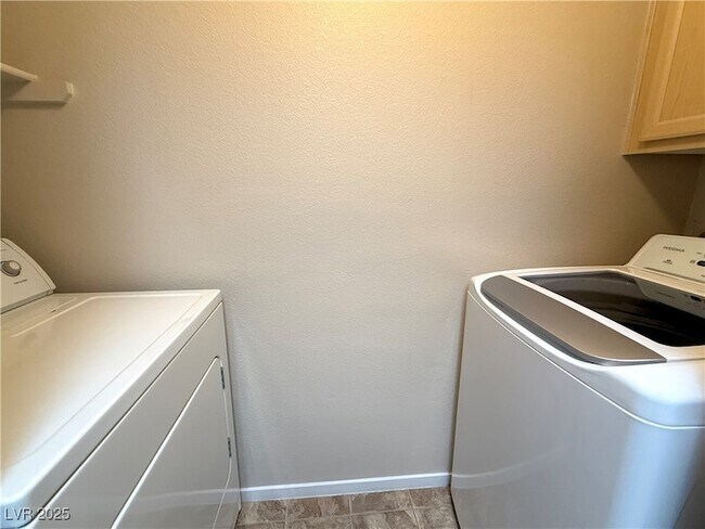 Building Photo - 950 Seven Hills Dr